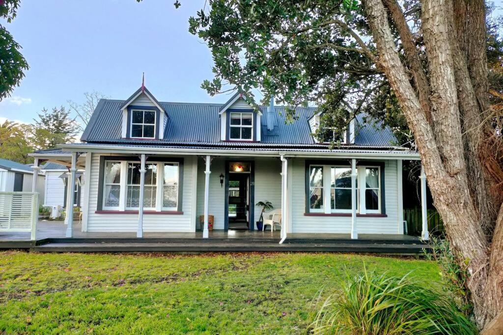 The Oaks- A Beautifully Appointed 1890S Villa Featherston Esterno foto